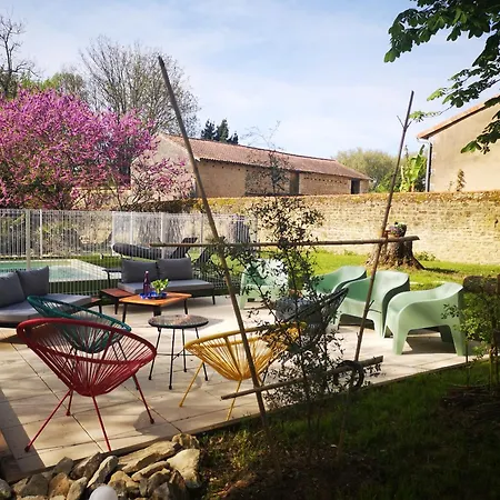 Le Repaire Du Clain 4 étoiles Pour 14 Personnes Avec Piscine Proche Du Futuroscope